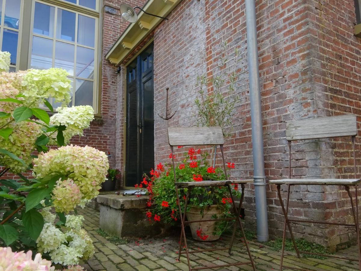 D' Ald Skoalle - Sfeervol Appartement In Oude School. Wijtgaard Exteriör bild